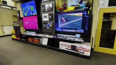 Augusta, Ga USA - 02: 25 25: Best Buy perakende mağazası iç mekan Visio ses ile büyük ekran TV ekranı