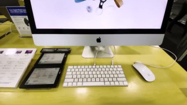 Augusta, Ga USA - 02 25 22: Best Buy perakende mağazasının iç kısmı iMac bilgisayar ekranını ses ile yukarı eğ