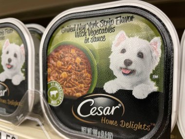 Grovetown, Ga USA - 09 11 22: Market Cesar köpek maması