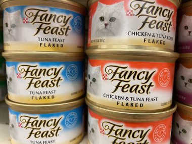 Grovetown, Ga USA - 09 11: 22: Bakkal süslü kedi maması kutuları