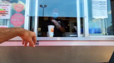 Gwinnett County, Ga USA - 07 05: 20: Pan of McDonald 's giriş arabaları mavi gökyüzüne park etti