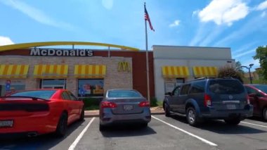 Gwinnett County, Ga USA - 07 05: 20: Pan of McDonald 's giriş arabaları mavi gökyüzüne park etti