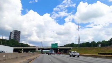 Atlanta, Ga USA - 09: 14: 20: POV 285 doğu otoyolunda şehir manzarası ve inşaatı ile ilerliyor