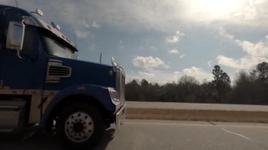 Burke County, Ga USA - 01 25 21: Taşradaki bir otoyolda otobandan geçen bir tır