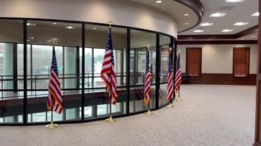 Waynesboro, Ga USA - 02: 11 21: İç Burke İlçe Adliyesi Bayrakları Pencereleri ve dışarıdaki trafik