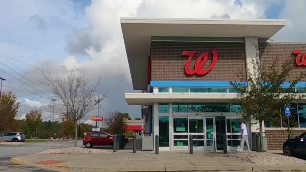 Augusta Usa Hombre Entra Una Tienda Walgreens — Vídeo de stock