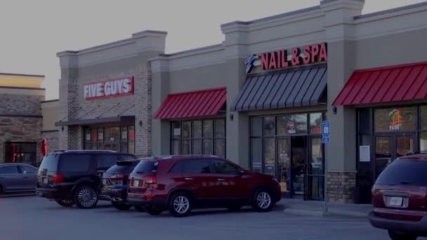 Columbia County Usa Lady Walking Nail Salon Five Guys Parked — Stock video
