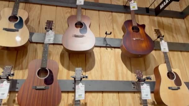 Augusta Usa Pan Wall Nuove Chitarre Acustiche Negozio Dettaglio Guitar — Video Stock