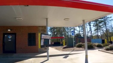 Grovetown, Ga USA - 12: 25 Sonik fast food restoranı bir uçtan diğer uca sürüp gidiyor.