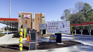 Grovetown, Ga USA - 12: 25 Sonik fast food Restoran 'a doğru gidiyor.