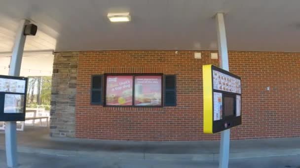 Grovetown États Unis Sonic Fast Food Drive Restaurant Side View — Video