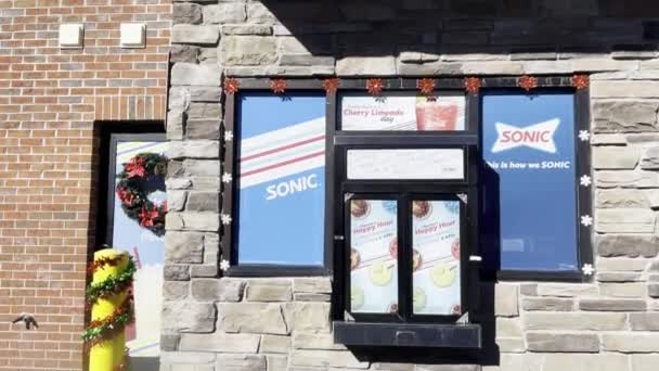 Grovetown Usa Sonic Fast Food Drive Restauracja Drive Thru Wystrój — Wideo stockowe