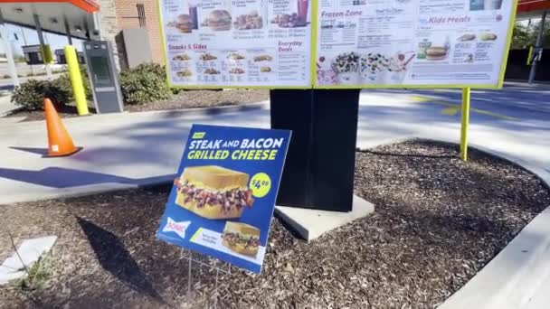 Grovetown États Unis Sonic Fast Food Drive Restaurant Tilt Drive — Video
