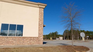 Grovetown, Ga USA - 12: 25 22: Perakende mağazası açık mavi gökyüzü tarafı köşe binası