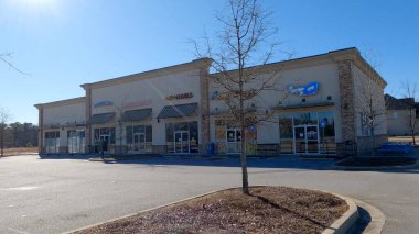 Grovetown, Ga USA - 12: 25 22: Perakende mağazası açık mavi gökyüzü güneşi