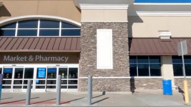 Grovetown, Ga USA - 12: 25 22: Walmart süper market ön kapağı kapatılacak
