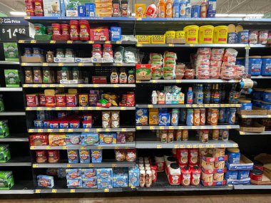 Augusta, Ga USA - 12-21-22: Walmart market iç kahve kreması bölümü ve fiyatlar
