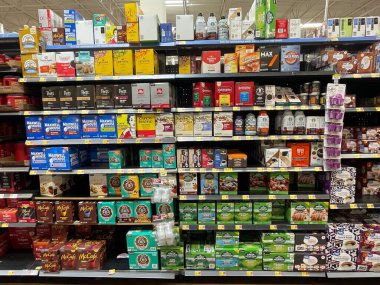 Augusta, Ga USA - 12-21-22: Walmart bakkal iç fincanı kahve bölümü ve fiyatları