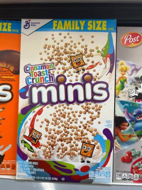 Augusta, Ga USA - 12-21-22: Walmart 'ın iç marketi Tarçınlı Tost Mini Gevreği