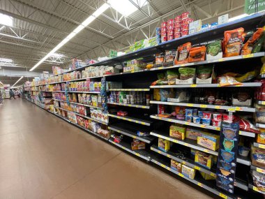 Augusta, Ga USA - 12-21-22: Walmart market iç kahvaltı koridoru ve insanlar
