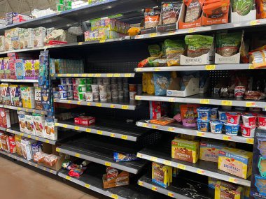Augusta, Ga USA - 12-21-22: Walmart market içi boş raflar kahvaltı bölümü