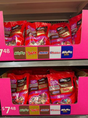 Augusta, Ga USA - 12-21-22: Walmart market içi bakkal Sevgililer Günü karışık şeker paketleri