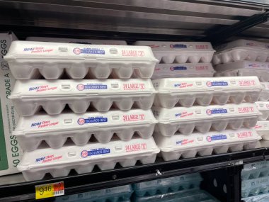 Augusta, Ga USA - 12-21-22: Walmart market içi büyük egglands En iyi yumurtalar yakın ve fiyatlar