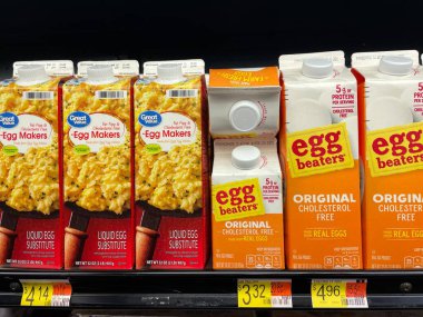 Augusta, Ga USA - 12-21-22: Walmart market içi yumurta çırpma makineleri ve fiyatları