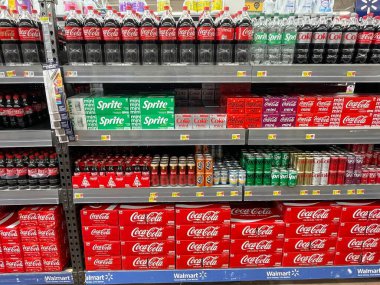 Augusta, Ga USA - 12-21-22: Walmart market iç Coca Cola bölümü