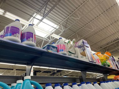 Augusta, Ga USA - 12-21-22: Walmart 'ın iç tarafındaki en üst rafta asılı ürünler
