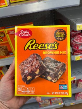 Augusta, Ga USA - 12-21-22: Walmart 'ın iç bakkal Reeses brownie mix' i