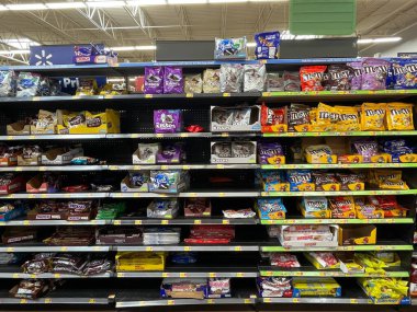Augusta, Ga USA - 12-21-22: Walmart market içi şekerleme bölümü uzandı