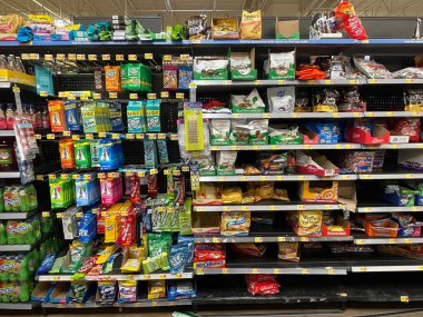 Augusta, Ga USA - 12-21-22: Walmart market içi şekerleme bölümü sakızı