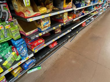 Augusta, Ga USA - 12-21-22: Walmart market içi şekerleme bölümü dağınık