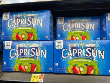 Augusta, Ga USA - 12-21-22: Walmart 'ın iç marketi Capri güneşi ve fiyatı