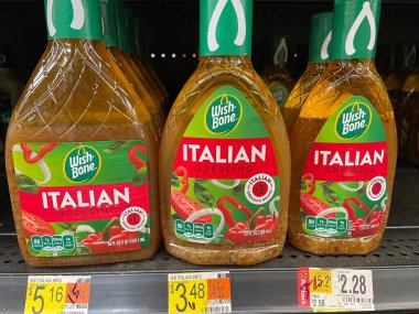 Augusta, Ga USA - 12-21-22: Walmart market iç dekorasyon ve fiyatlar