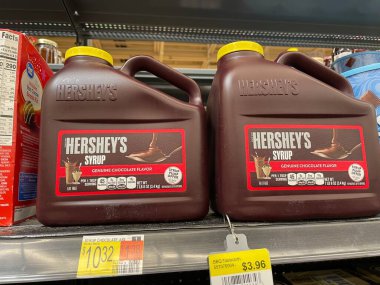 Augusta, Ga USA - 12-21-22: Walmart market içi Herheys çikolatalı süt şurubu