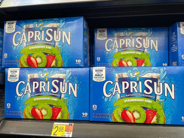 Augusta, Ga USA - 12-21-22: Walmart 'ın iç marketi Capri güneşi ve fiyatı