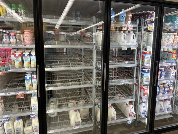 Grovetown, Ga USA - 01 06 23: в продуктовом магазине пустуют стеклянные двери секции молока
