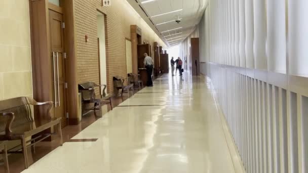 Augusta Usa Richmond County Courthouse Interior People Police Hallway — Stock Video