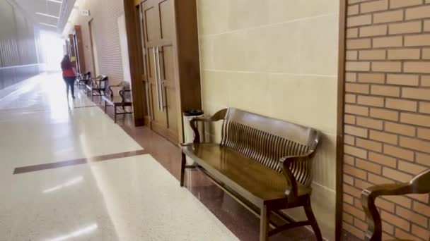 オーガスタ ガインUsa リッチモンド郡庁舎内部の人々と音と廊下の光の端 — ストック動画