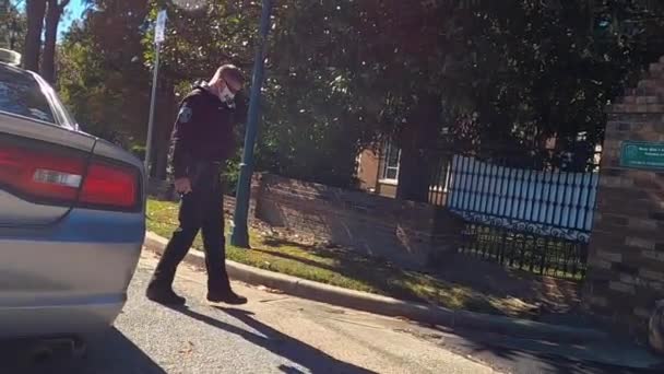 Augusta Usa Police Officer Adjusts His Face Mask While Guard — Stok Video