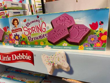 Grovetown, Ga USA - 03: 03 23: Market Küçük Debbie kekleri Paskalya temalı bahar