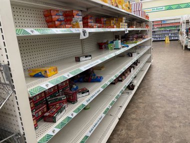 Augusta, Ga USA - 026 23: Dolarlık Ağaç perakende mağazası içi boş raflar