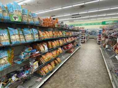 Augusta, Ga USA - 01 26 23: Dolarlık Ağaç perakende mağazası iç tuzlu cips koridoru