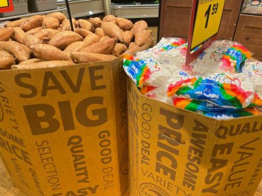 Grovetown, Ga USA - 10 25 22: Market Jet Puff şekerlemeleri ve tatlı patatesler