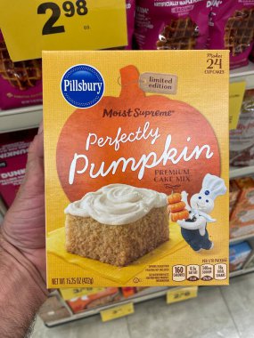 Grovetown, Ga USA - 10 25 22: Market Pillsbury Balkabağı keki
