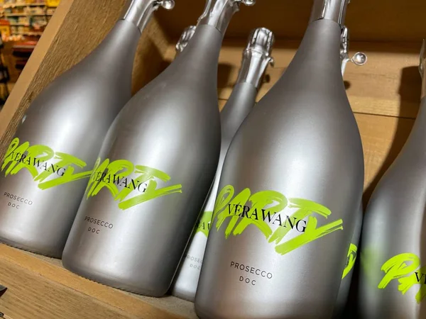 Grovetown, Ga USA - 10 25 22: Market Verawang şarabı gümüş bir şişede