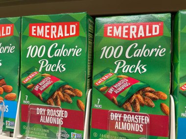 Grovetown, Ga USA - 03 10 23: Market Emerald 100 kalori kalori paketlenmiş badem.