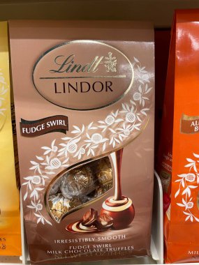 Grovetown, Ga USA - 03 10 10 23: Market şeker reyonu Lindt Lindor Fudge girdabı